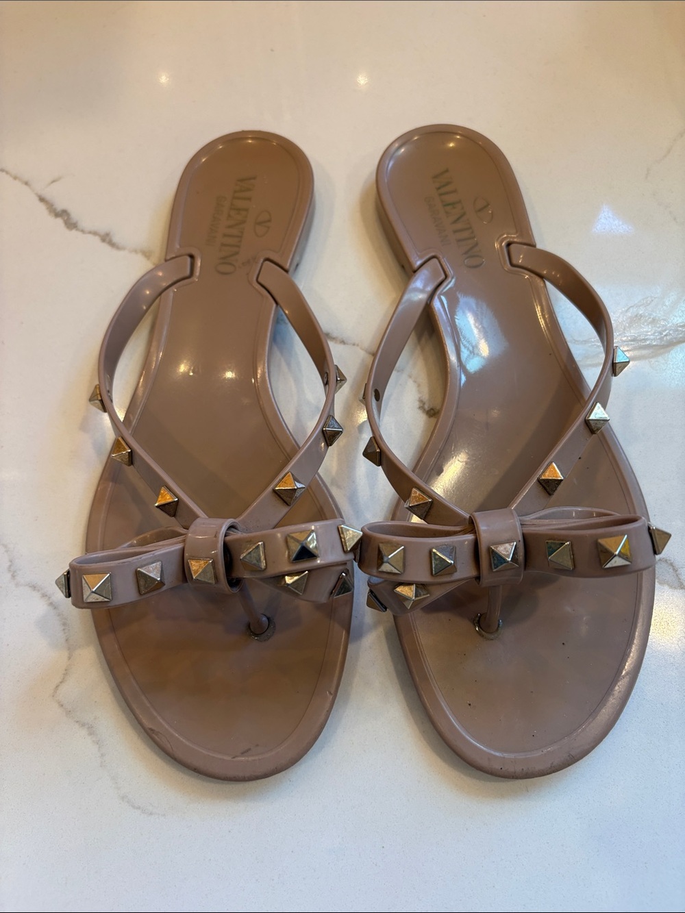 Valentino Garavani Rockstud Bow Jelly Sandals - Taupe/Beige